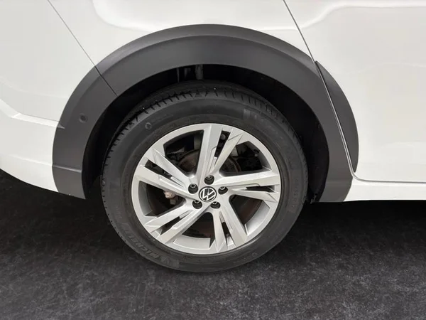 VOLKSWAGEN Taigo (2023) — foto 3 van 30