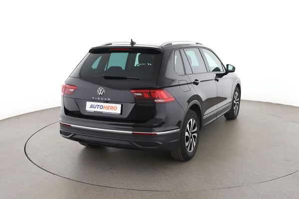 Volkswagen Tiguan (2021) — foto 12 van 16
