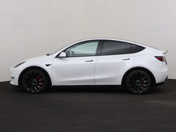 TESLA Model Y (2024) — foto 12 van 30