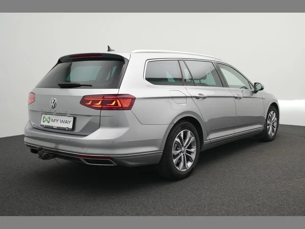 VOLKSWAGEN Passat GTE (2020) — foto 12 van 30