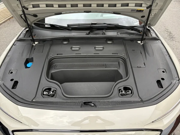AUDI A6 Sportback e-tron (2025) — foto 13 van 17