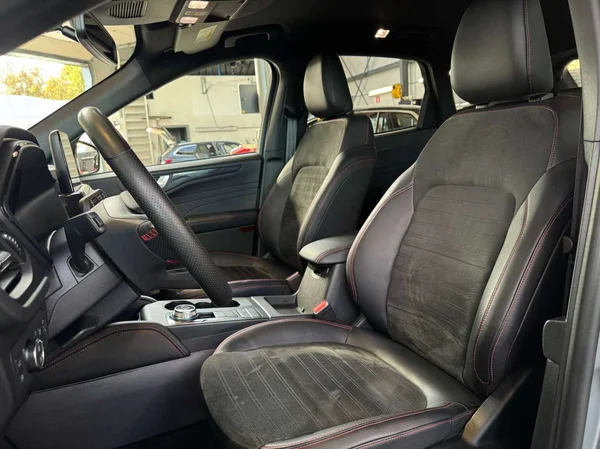 Ford Kuga (2023) — foto 18 van 19