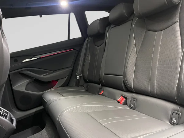 SKODA Superb Combi PHEV (2025) — foto 10 van 16
