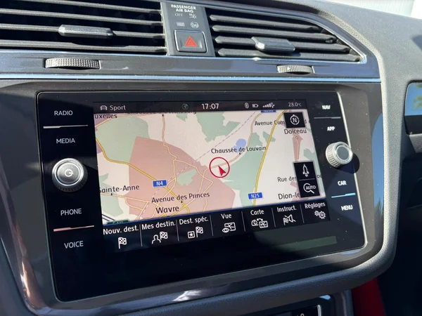VOLKSWAGEN Tiguan (2018) — foto 10 van 23