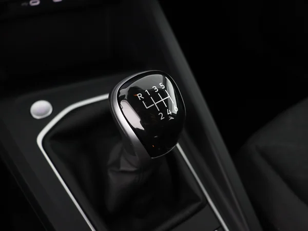 VOLKSWAGEN Golf (2024) — foto 4 van 28