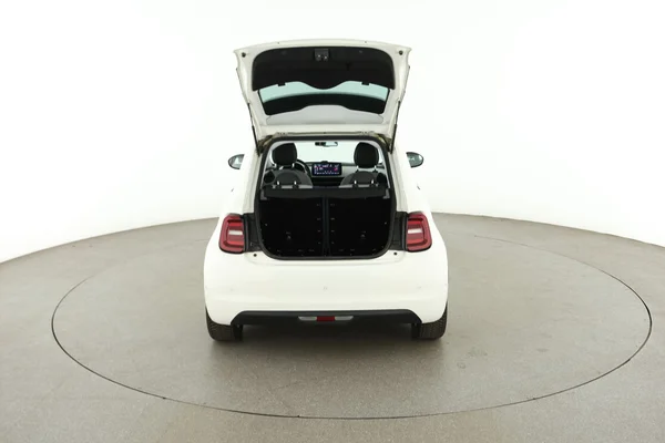 Fiat 500e (2021) — foto 7 van 16
