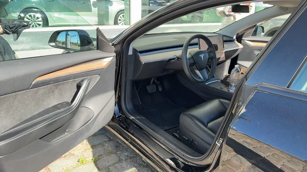 Tesla Model 3 (2023) — foto 5 van 7