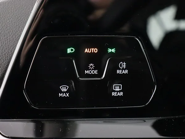 VOLKSWAGEN Golf (2024) — foto 18 van 28