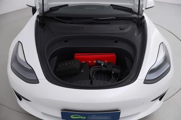 Tesla Model 3 (2023) — foto 25 van 83