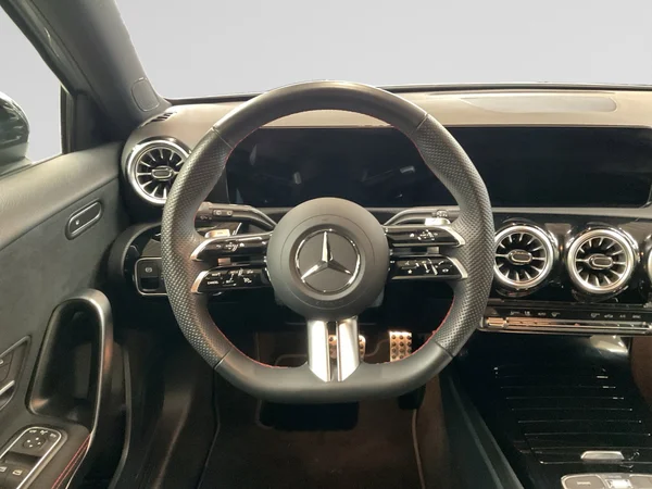 MERCEDES-BENZ A 200 (2024) — foto 8 van 22
