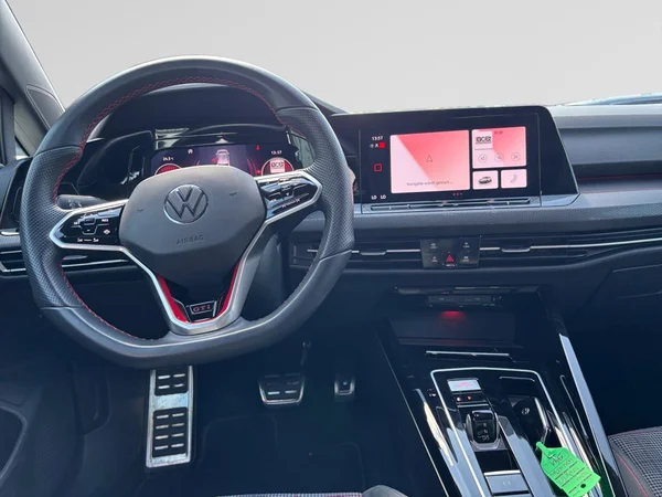 VOLKSWAGEN Golf VIII GTI (2024) — foto 2 van 24