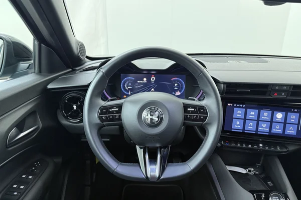 Alfa Romeo Junior (2025) — foto 2 van 18