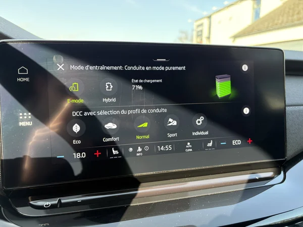 SKODA Octavia Combi PHEV (2024) — foto 10 van 23