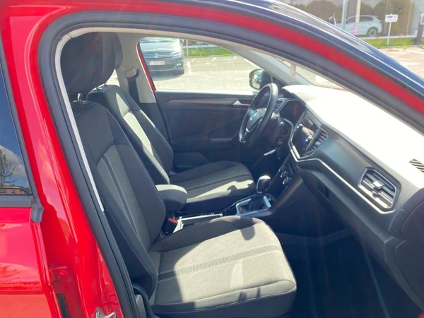 VOLKSWAGEN T-Roc (2018) — foto 7 van 18