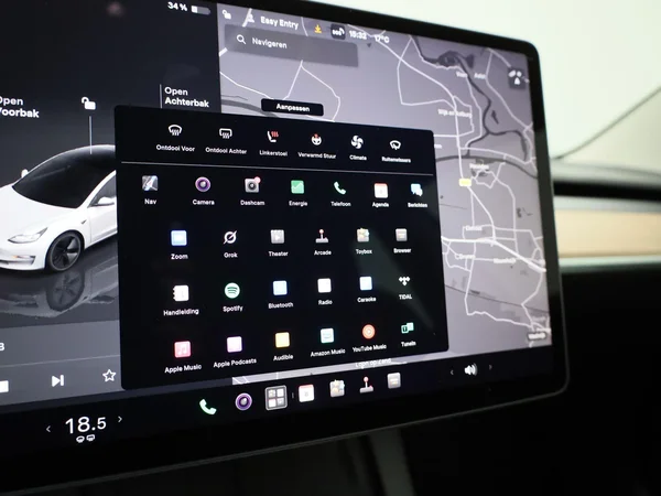 Tesla Model 3 (2023) — foto 18 van 42