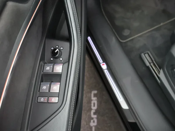 Audi e-tron (2021) — foto 11 van 29