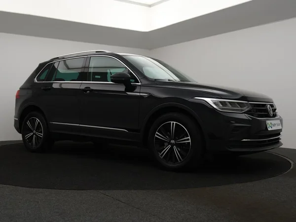 VOLKSWAGEN Tiguan (2024) — foto 25 van 28