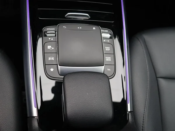 Mercedes-Benz GLA (2022) — foto 5 van 24