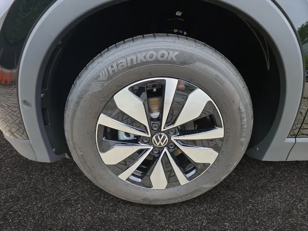 VOLKSWAGEN Tiguan (2026) — foto 16 van 24