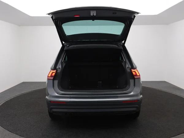 VOLKSWAGEN Tiguan (2020) — foto 26 van 29