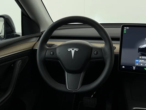 TESLA Model Y (2022) — foto 14 van 30