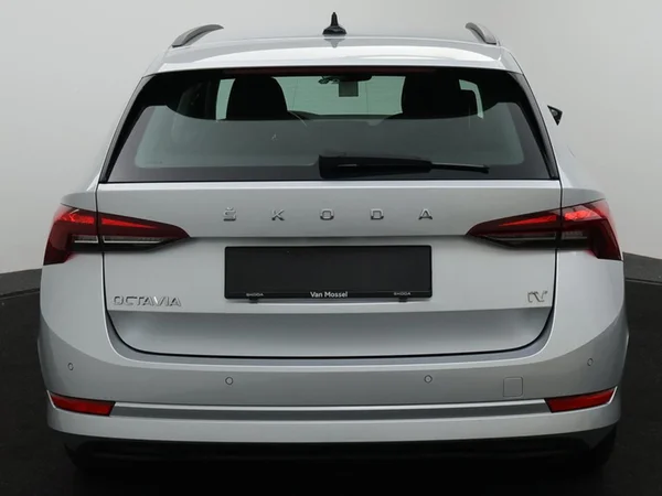 SKODA Octavia Combi PHEV (2023) — foto 3 van 22