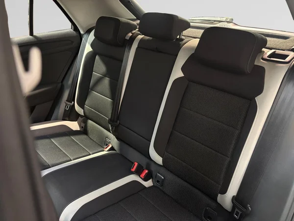 VOLKSWAGEN T-Roc (2018) — foto 10 van 24