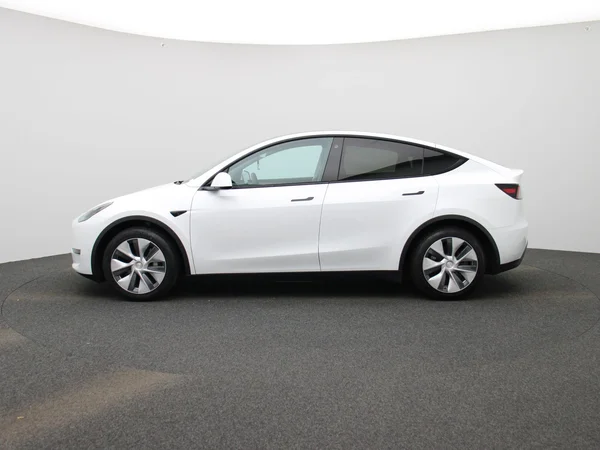 Tesla Model Y (2023) — foto 34 van 43