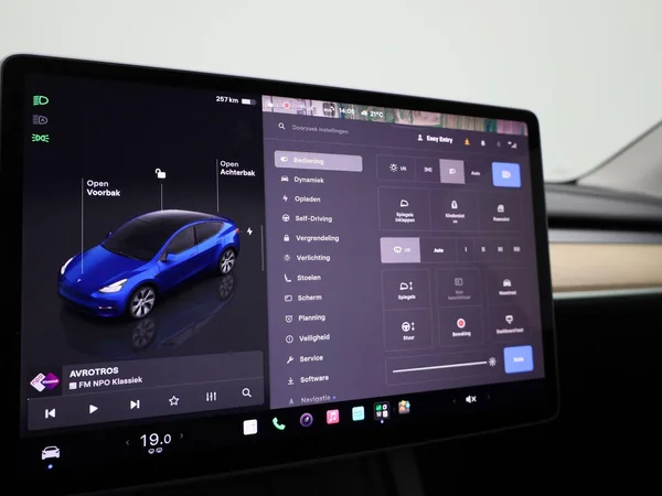 Tesla Model Y (2022) — foto 9 van 43