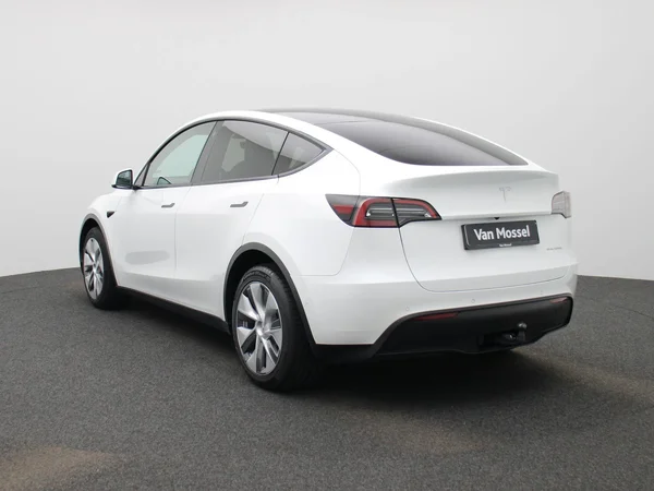 Tesla Model Y (2022) — foto 12 van 42