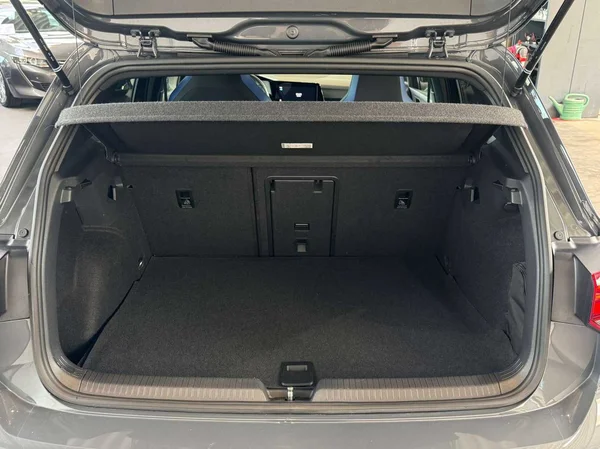 Volkswagen Golf GTE (2022) — foto 17 van 21