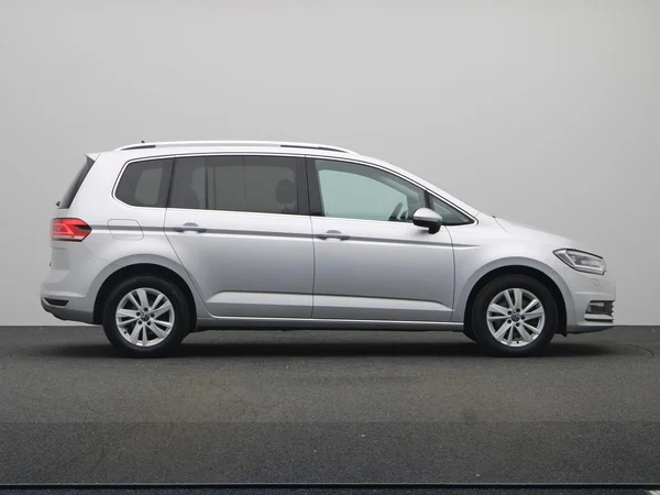 VOLKSWAGEN Touran (2022) — foto 23 van 25