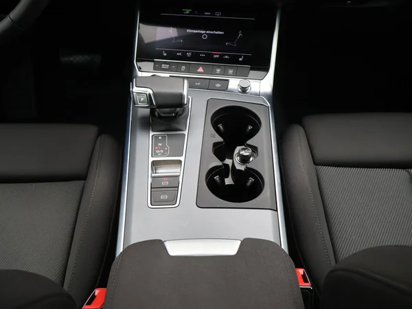 AUDI A6 Avant PHEV (2025) — foto 2 van 27
