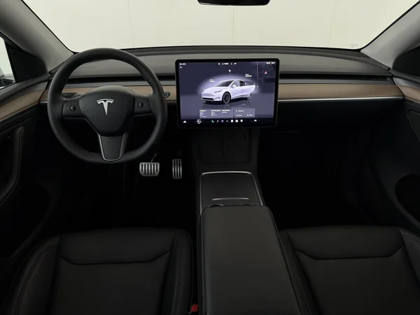 TESLA Model Y (2024) — foto 30 van 30