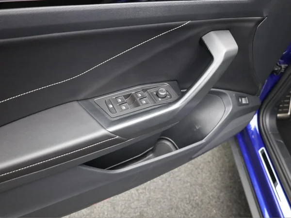 VOLKSWAGEN T-Roc (2023) — foto 6 van 23