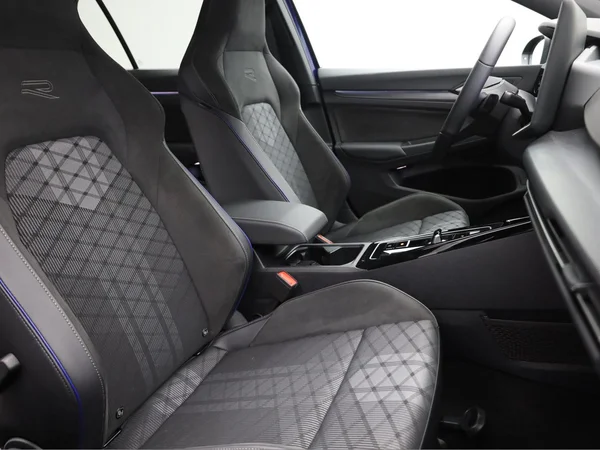 VOLKSWAGEN Golf VIII (2025) — foto 16 van 21