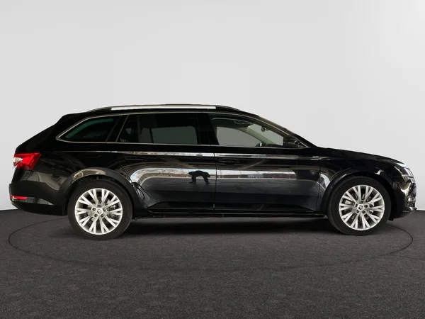 SKODA Superb Combi (2024) — foto 8 van 24