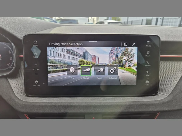 SKODA Kamiq (2024) — foto 10 van 23