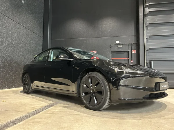 Tesla Model 3 (2024) — foto 15 van 19