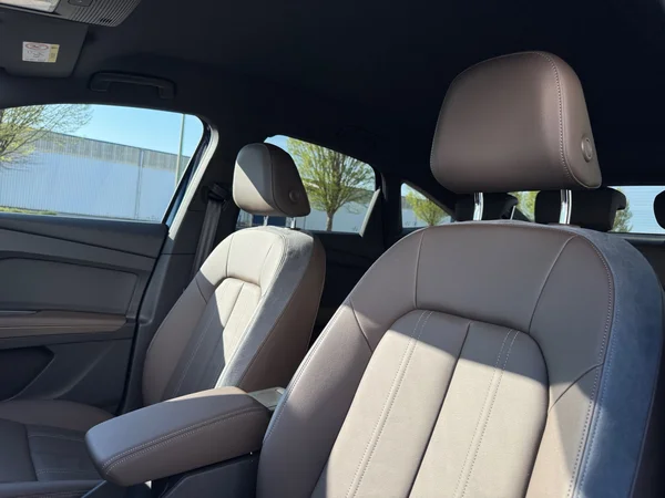 AUDI Q4 Sportback e-tron (2025) — foto 6 van 21