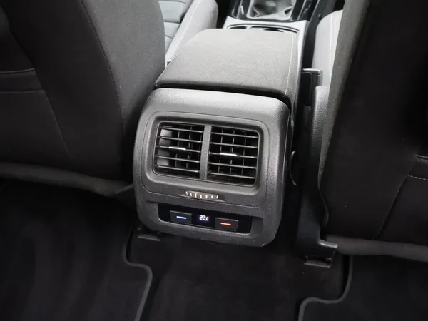Volkswagen Touran (2021) — foto 10 van 30