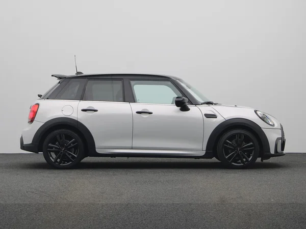 MINI Mini 5 Doors (F55 LCI II) (2022) — foto 16 van 18