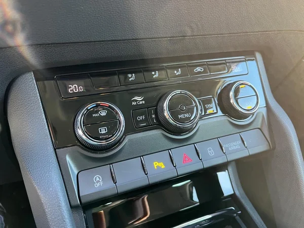 SKODA Karoq (2023) — foto 2 van 16