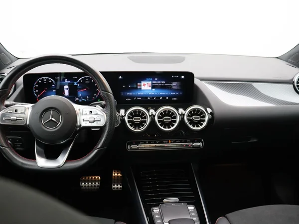 Mercedes-Benz GLA (2021) — foto 13 van 27