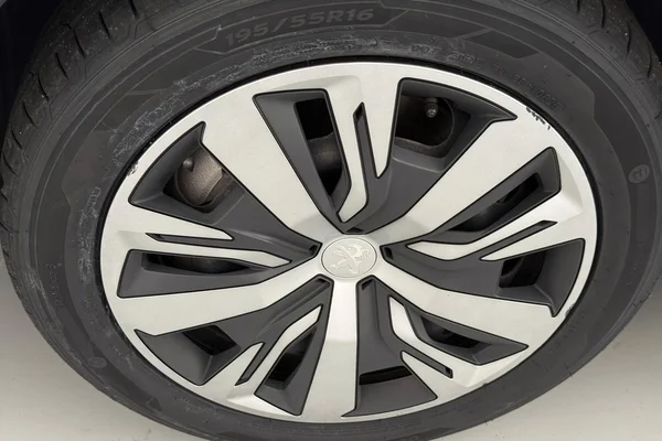 Peugeot E-208 (2022) — foto 25 van 41