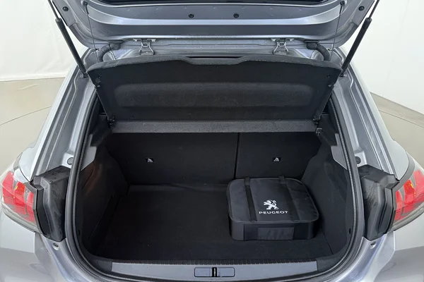 Peugeot E-208 (2022) — foto 14 van 18