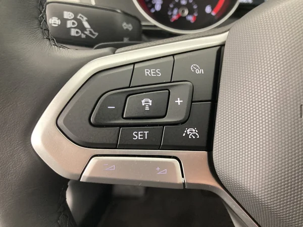 VOLKSWAGEN Passat Variant (2024) — foto 14 van 35