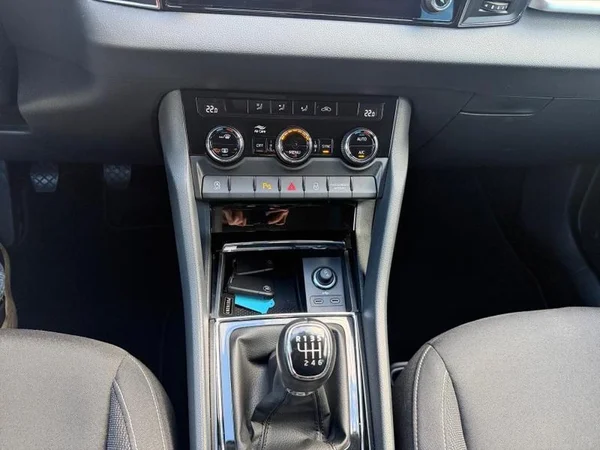 SKODA Karoq (2023) — foto 20 van 27
