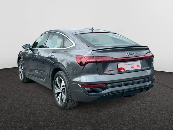 AUDI Q8 Sportback e-tron (2024) — foto 18 van 24