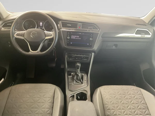 VOLKSWAGEN Tiguan (2022) — foto 2 van 20